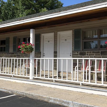 Wakita Court Motel Queensbury Exterior photo