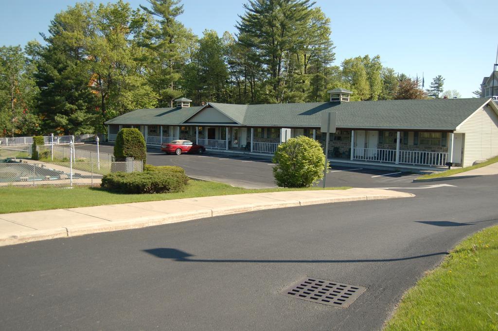 Wakita Court Motel Queensbury Exterior photo