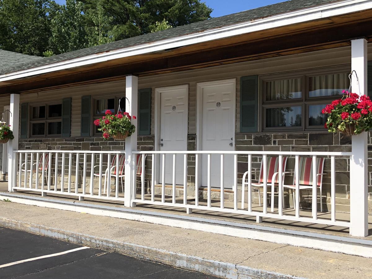 Wakita Court Motel Queensbury Exterior photo